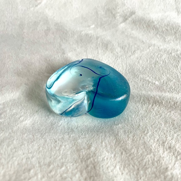 Heart-shaped Glass Paperweight - Picture 7 of 14